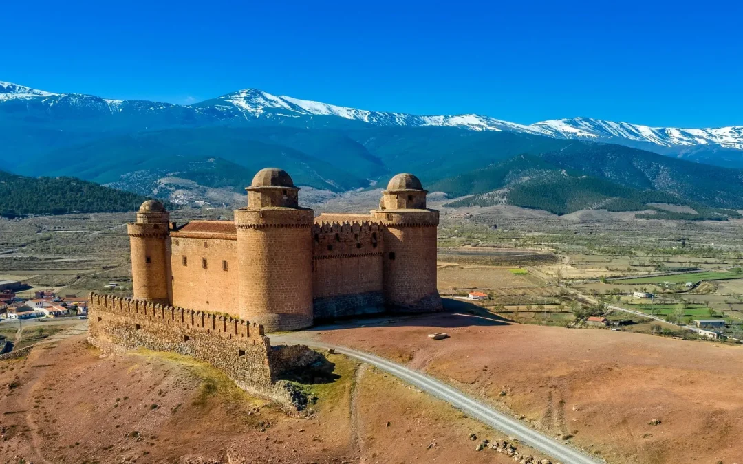 Enclavado al pie de Sierra Nevada: El Pueblo Granadino que tiene la primera fortaleza renacentista construida en España
