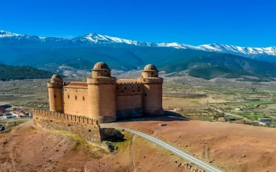 Enclavado al pie de Sierra Nevada: El Pueblo Granadino que tiene la primera fortaleza renacentista construida en España